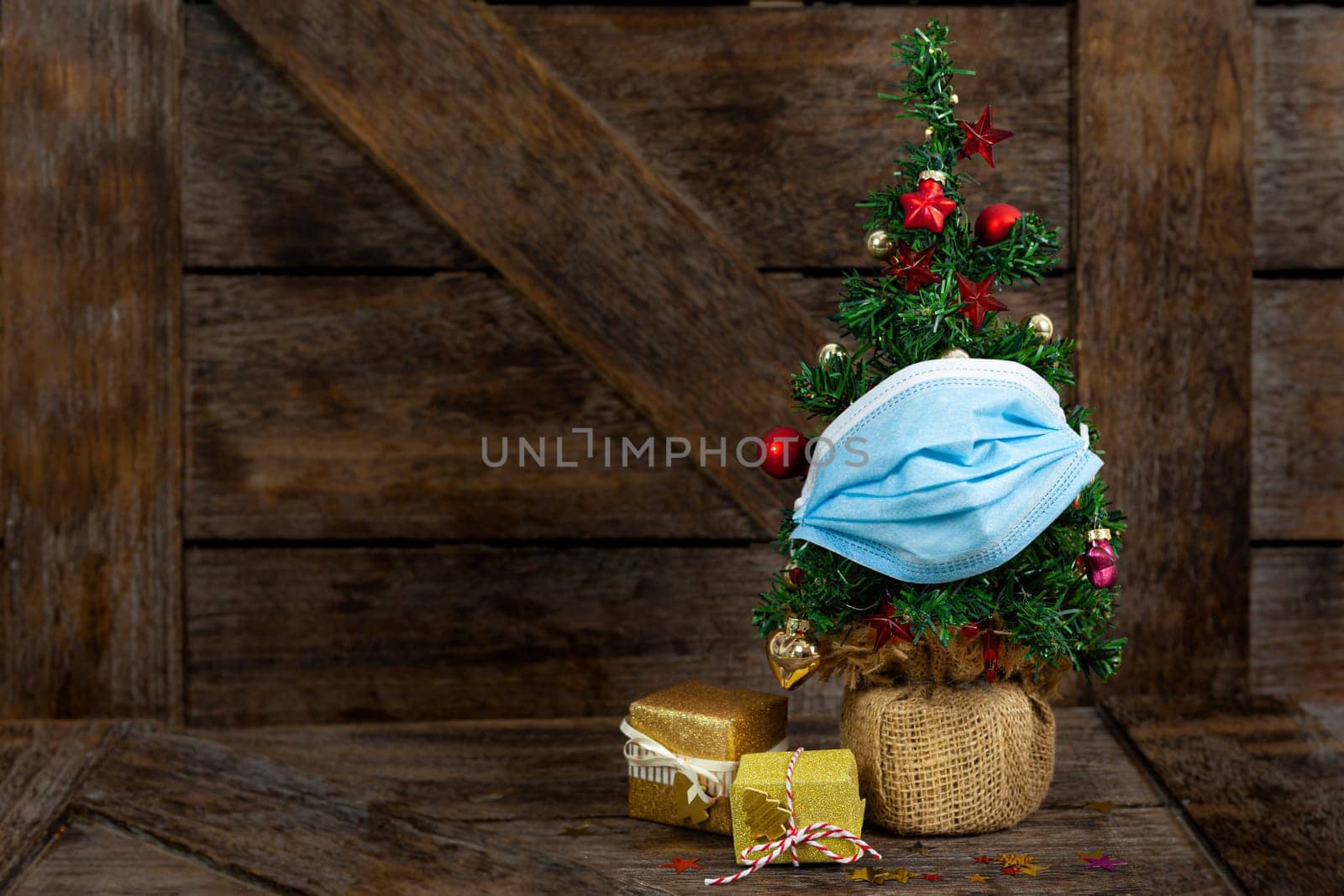 Kleiner Weihnachtsbaum mit Munschutz, Quarantäne, Pandemie Konzept