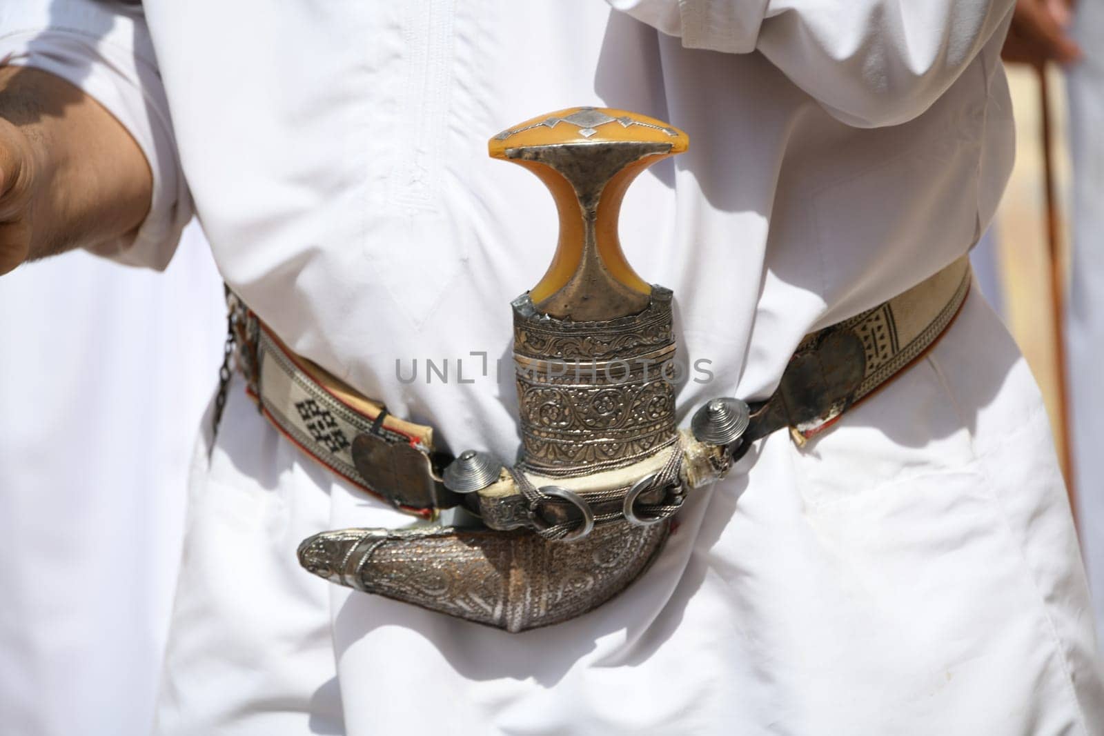 Khanjar Thawb Oman Dagger Dizhdasha Robe Costume Dagger Belt Weapon Jewelry Sultanate Dagger Jam Symbol Scabbard Handle Sultan Ivory Grip Metal Omani Tradition