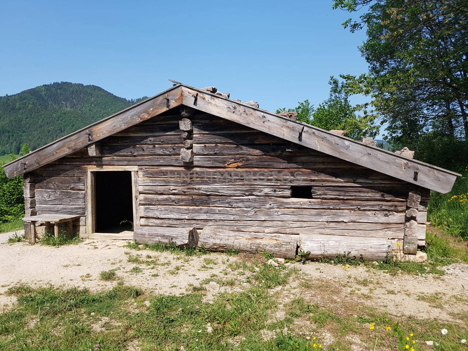 Die Kasalm im Heimatmuseum. Das Markus Wasmeier Freilichtmuseum Schliersee hat seit Mai 2007 seine Pforten geöffnet. Auf rund 60 000 Quadratmetern können Museumsbesucher eine unvergessliche Reise in ein altbayrisches Bauernhofdorf der Vergangenheit erleben. Es befindet sich in Neuhaus am Schliersee in Oberbayern.