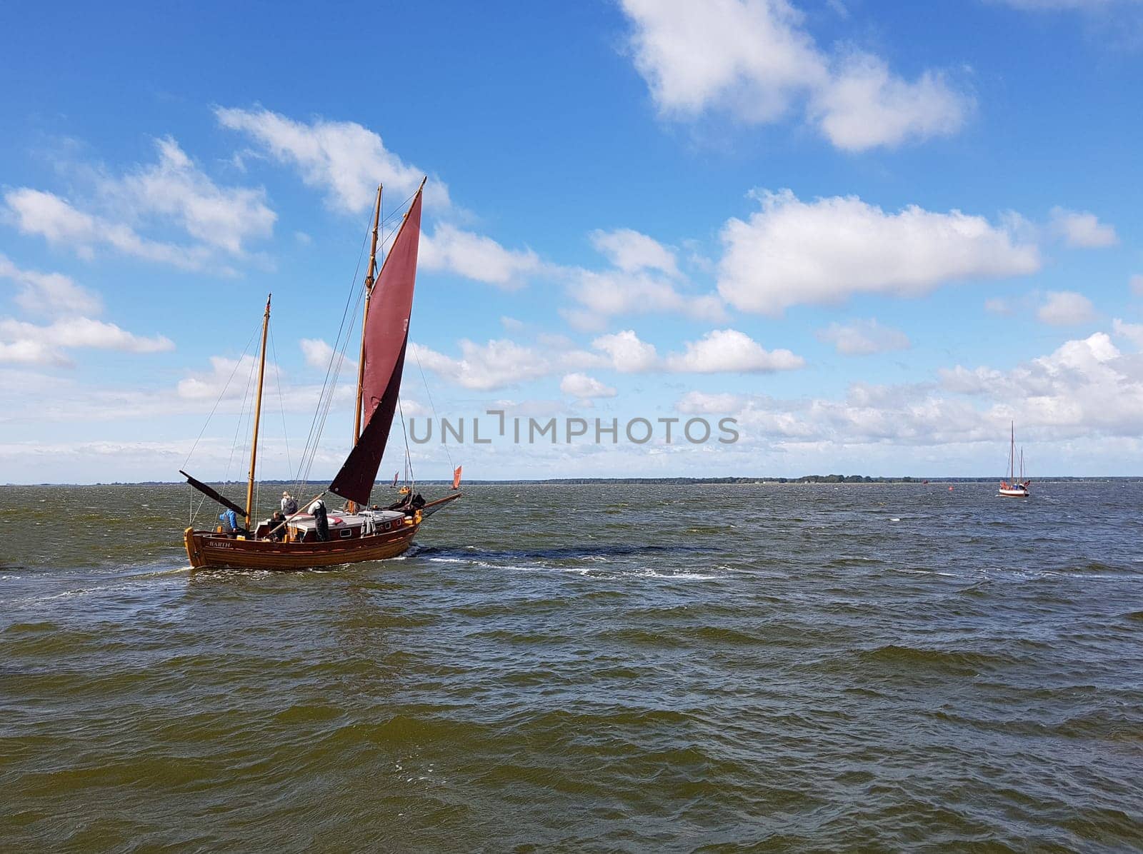 Zeesboote, Regatta in der  Boddenlandschaft in  Mecklenburg-Vorpommern. Zeesboot, regatta in the lagoon landscape in Mecklenburg-Western Pomerania.