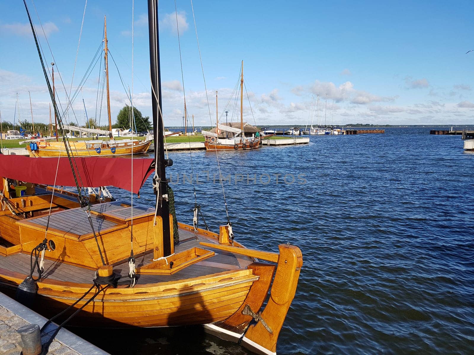 Zeesboote, Regatta in der  Boddenlandschaft in  Mecklenburg-Vorpommern. Zeesboot, regatta in the lagoon landscape in Mecklenburg-Western Pomerania.