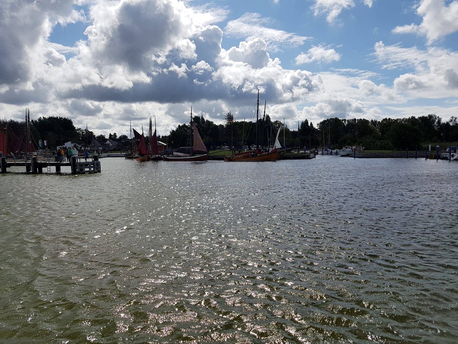 Zeesboote, Regatta in der  Boddenlandschaft in  Mecklenburg-Vorpommern. Zeesboot, regatta in the lagoon landscape in Mecklenburg-Western Pomerania.