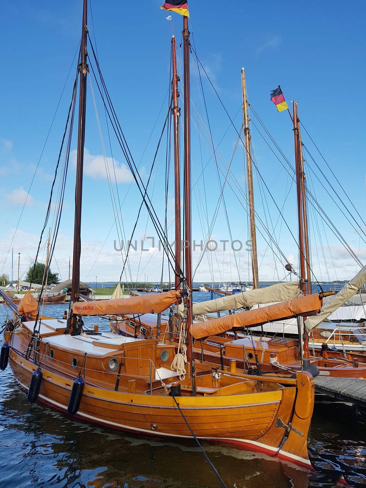 Zeesboote, Regatta in der  Boddenlandschaft in  Mecklenburg-Vorpommern. Zeesboot, regatta in the lagoon landscape in Mecklenburg-Western Pomerania.
