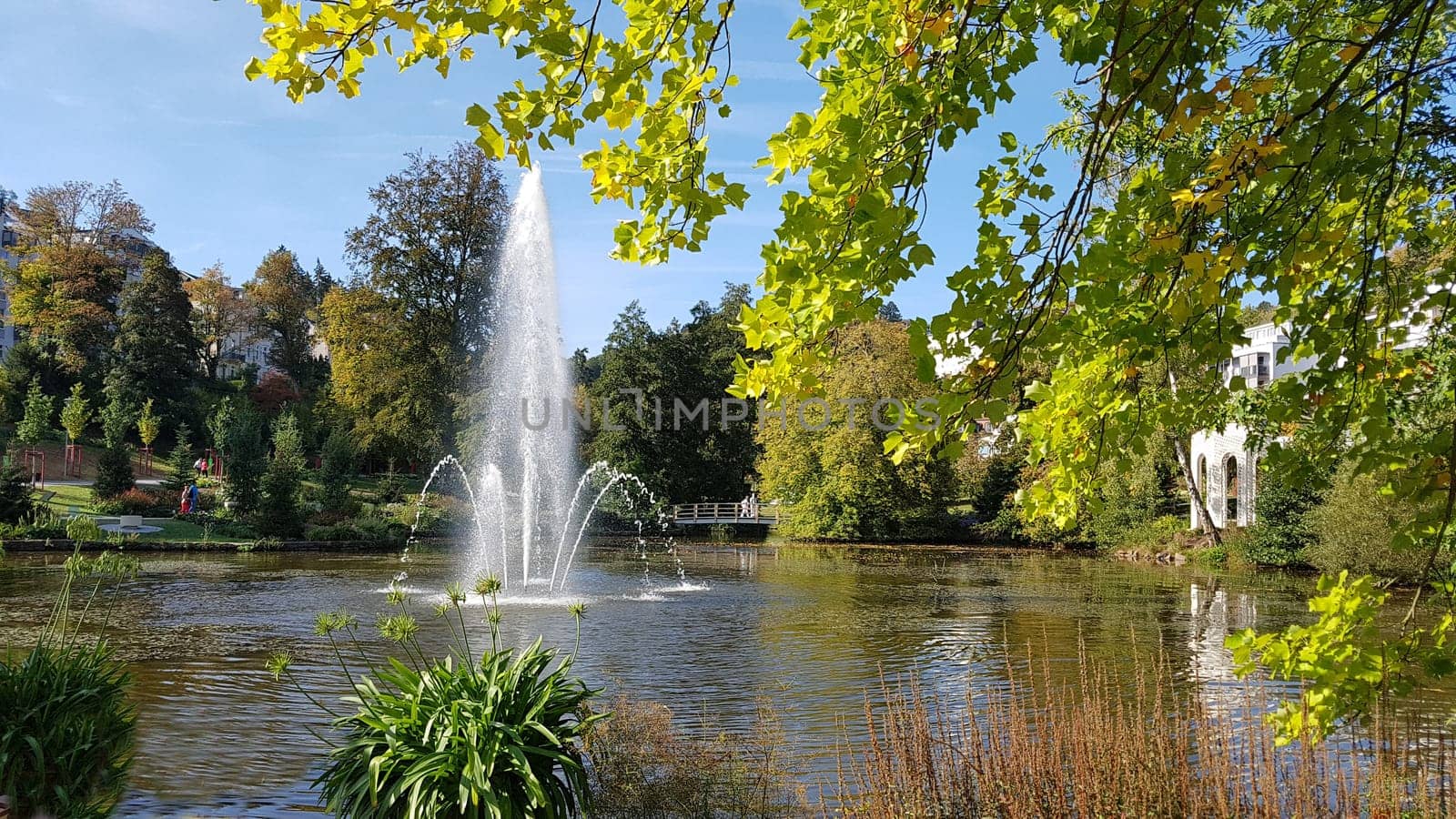 Kurpark mit Springbrunnen in  der Kurstadt Bad Schwalbach in Hessen. Spa park with fountain in the spa town of Bad Schwalbach in Hesse.