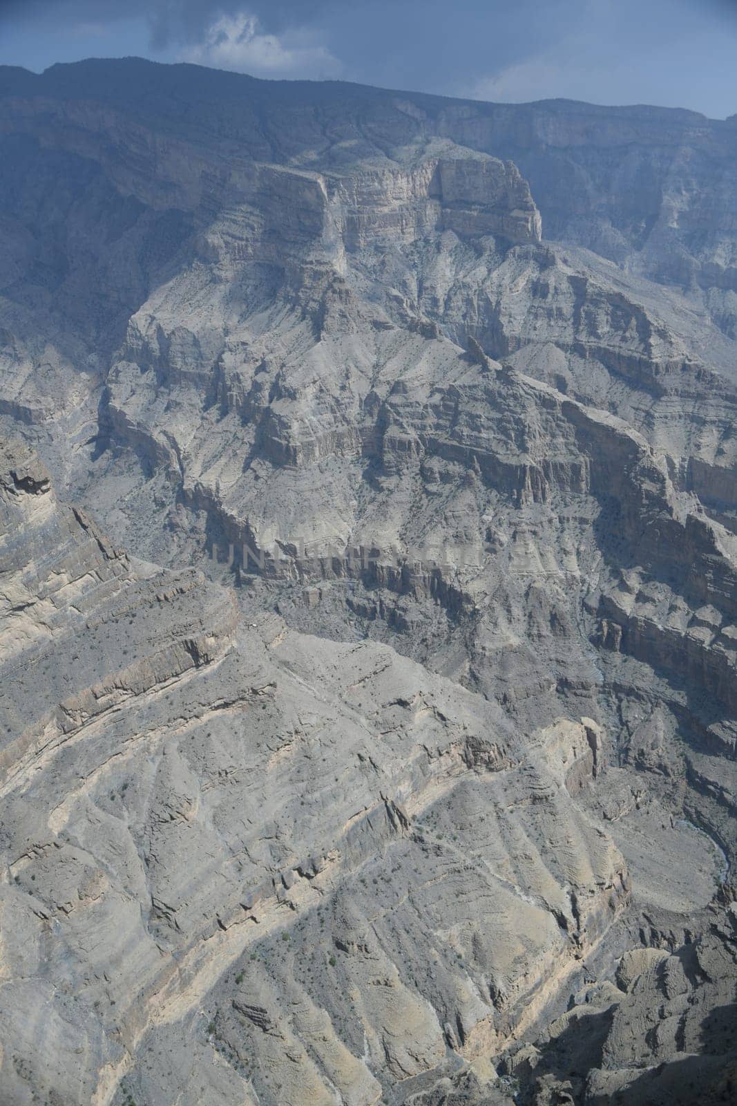 The limestone Jebel Shams is the highest mountain in Oman. Below him the Grand Cayon Wadi Nakhar