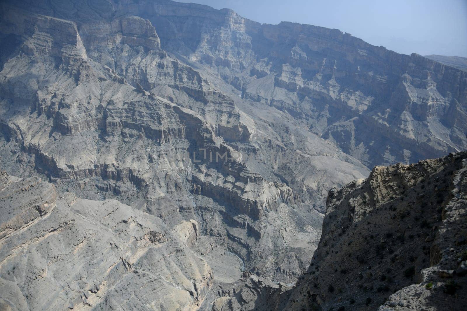 The limestone Jebel Shams is the highest mountain in Oman. Below him the Grand Cayon Wadi Nakhar