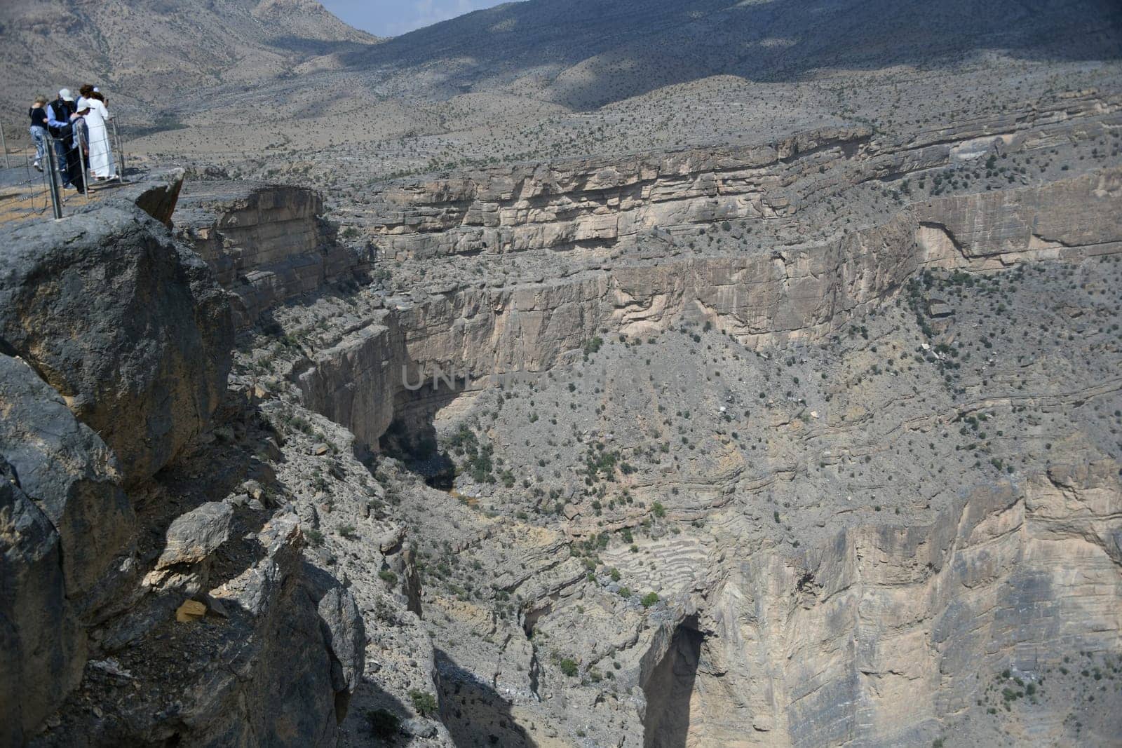 The limestone Jebel Shams is the highest mountain in Oman. Below him the Grand Cayon Wadi Nakhar
