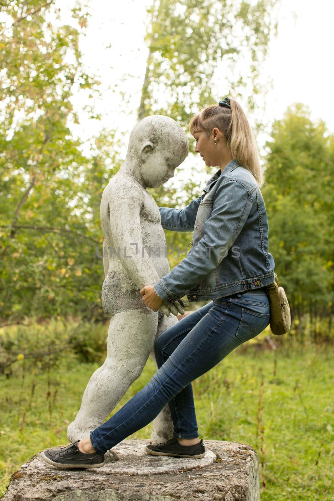 funny posing of a girl with a sculpture, entertainment.