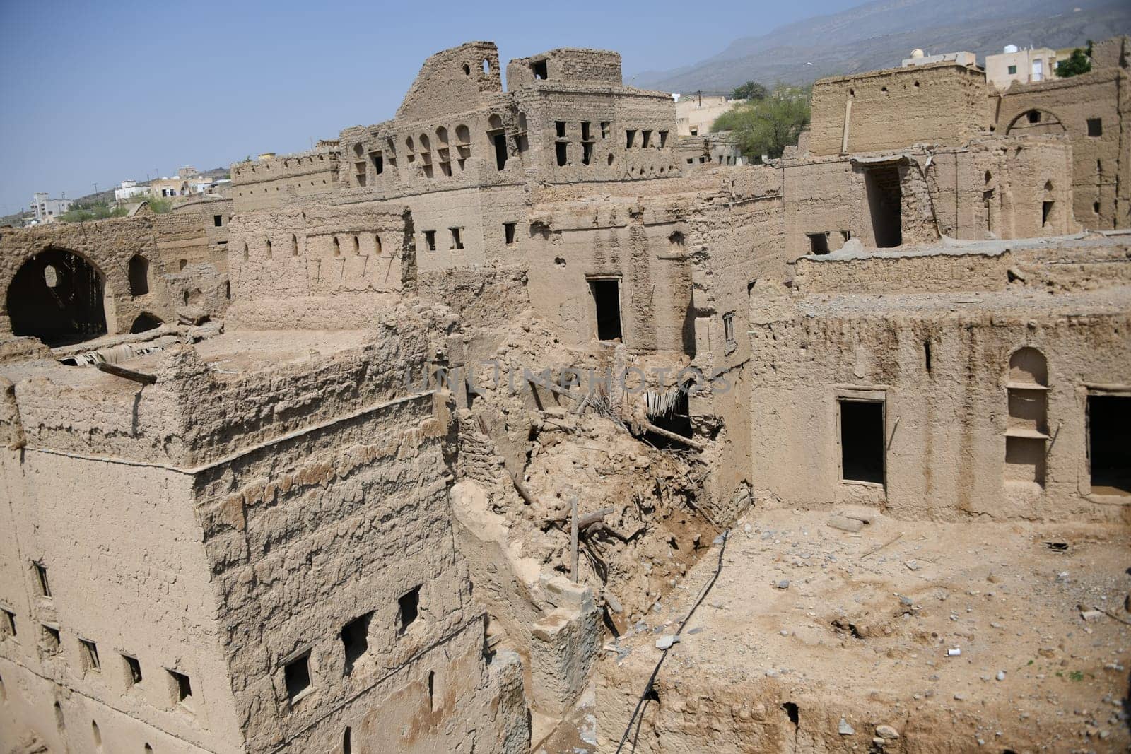 The famous abandoned ghost town of Jazirat or Jazirah al Hamra lies at the foot of the Jebel Shams mountains in the Omam. The dilapidated houses were mainly built with the Sarooj mortar.