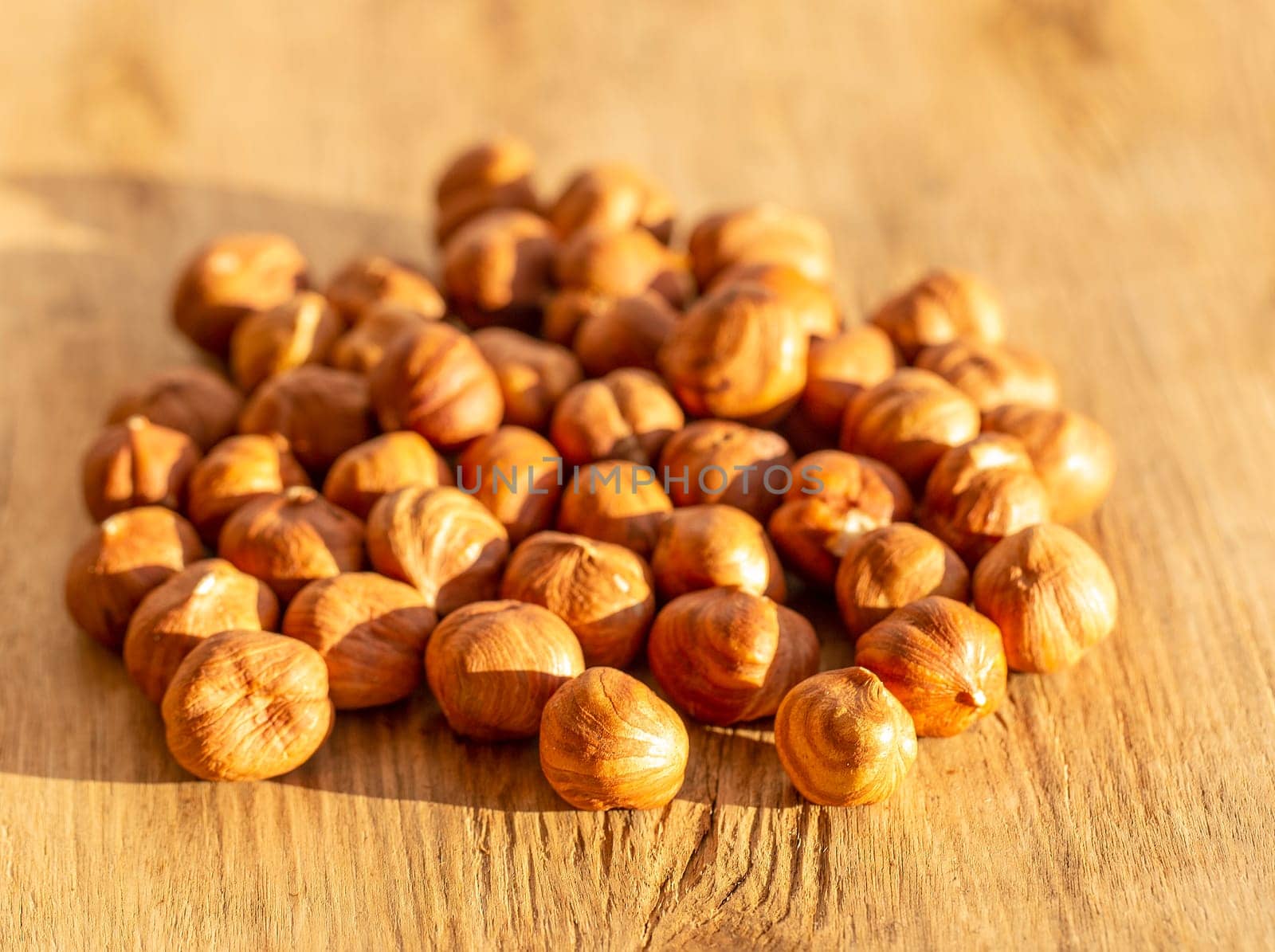 The close up of hazelnuts on wooden table