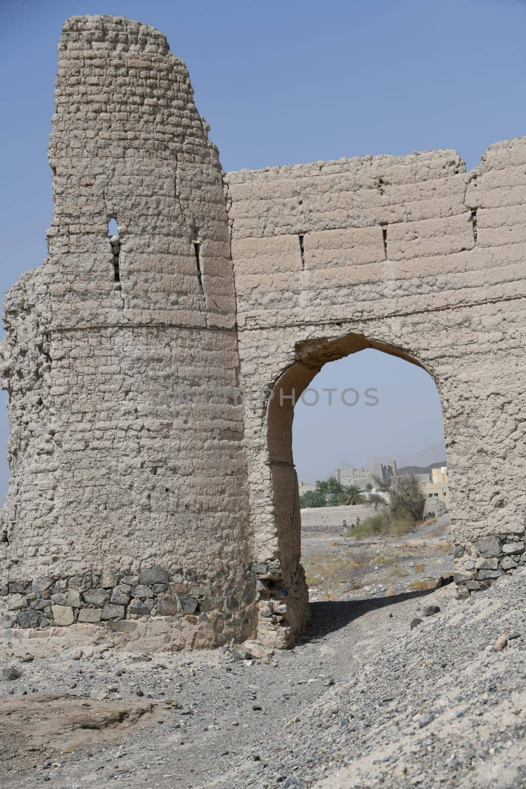The great fortress Hisn Tamah,built in the 17th century in the oasis city of Bahla,is located at the foot of the Jabal al Achdar Mountains. It was built from traditional building materials.
