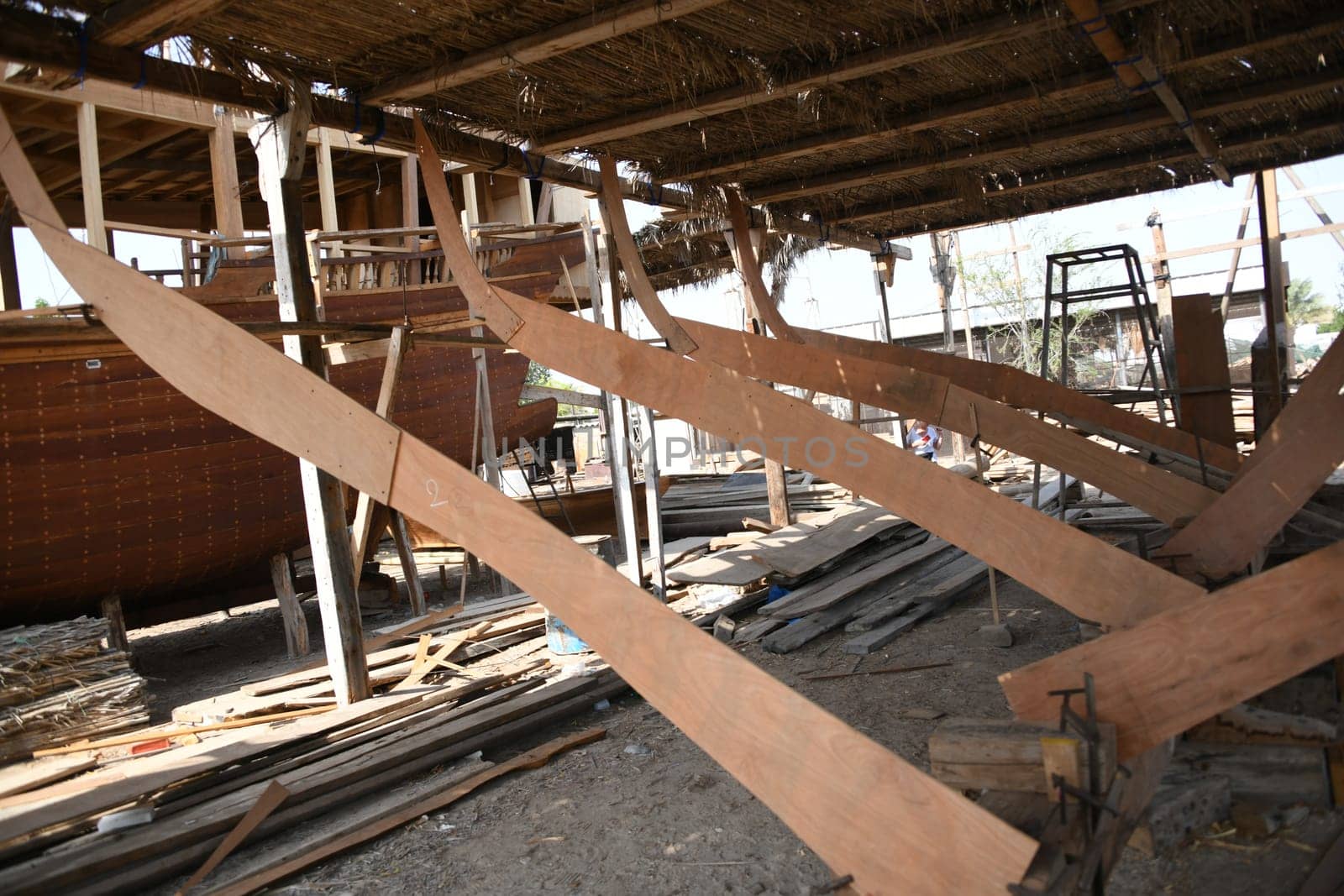 In the Omani port city of Sur you can visit the last dhow shipyard in Oman and watch the craftsmen doing traditional handicrafts.