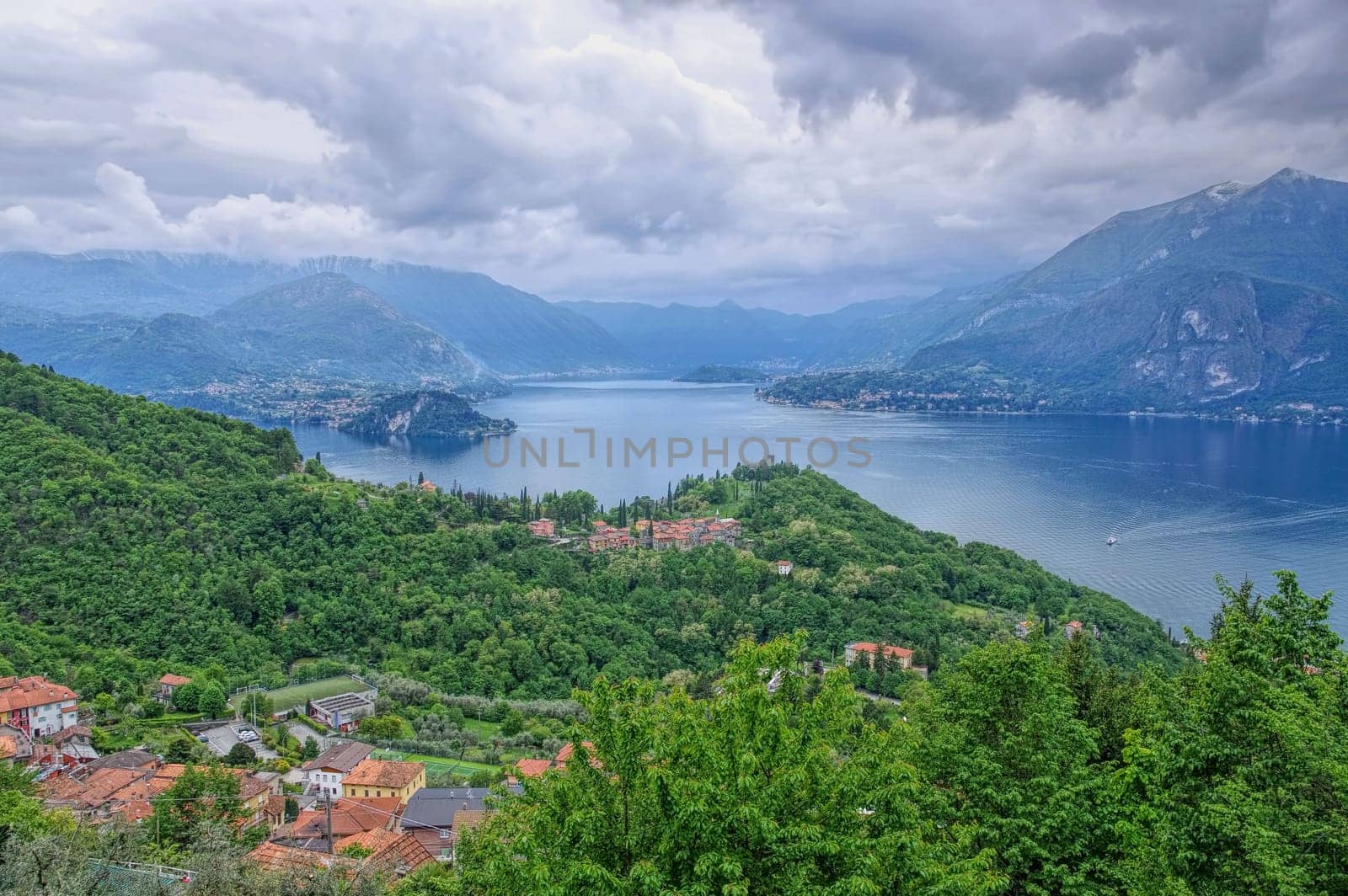 Varenna Burg am Comer See in Italien - Varenna castle Lake Como, Lombardy in Italy