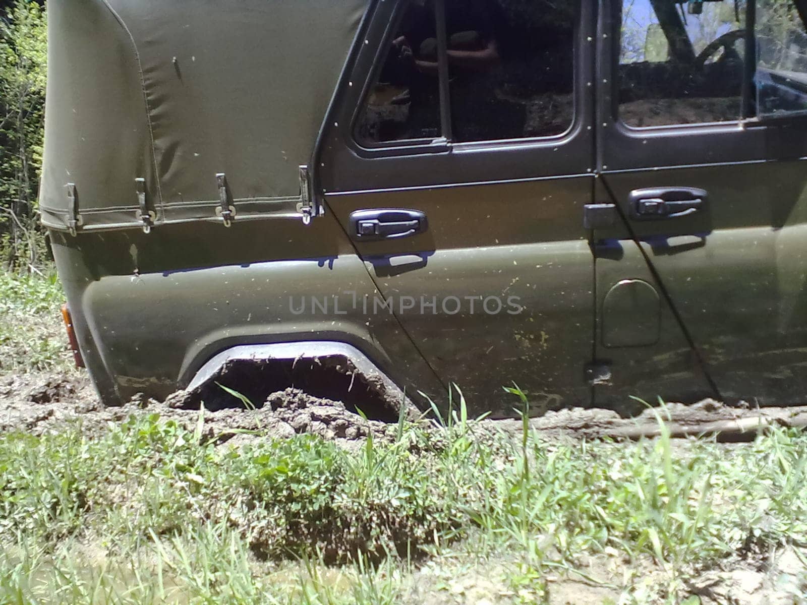 It's a very dirty car. The SUV is driving through the mud.