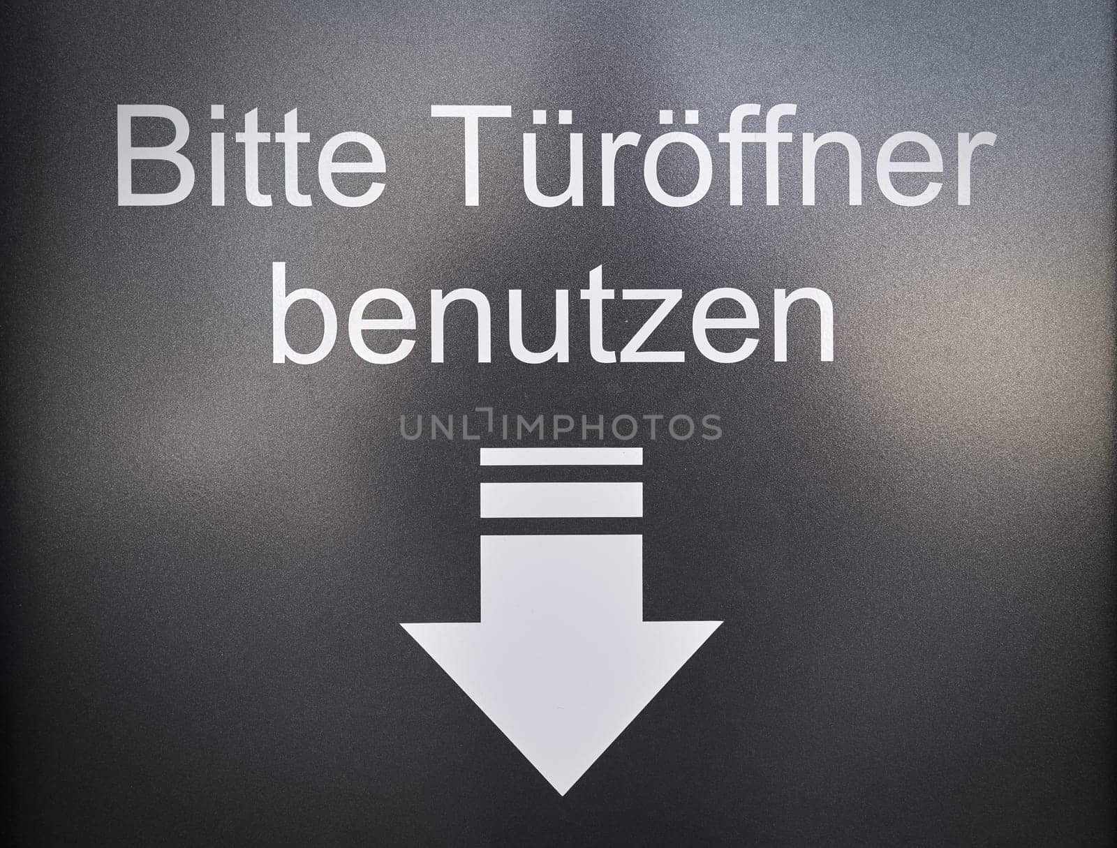 Sign with the inscription "Please use door opener"" (Bitte Türöffner benutzen)"