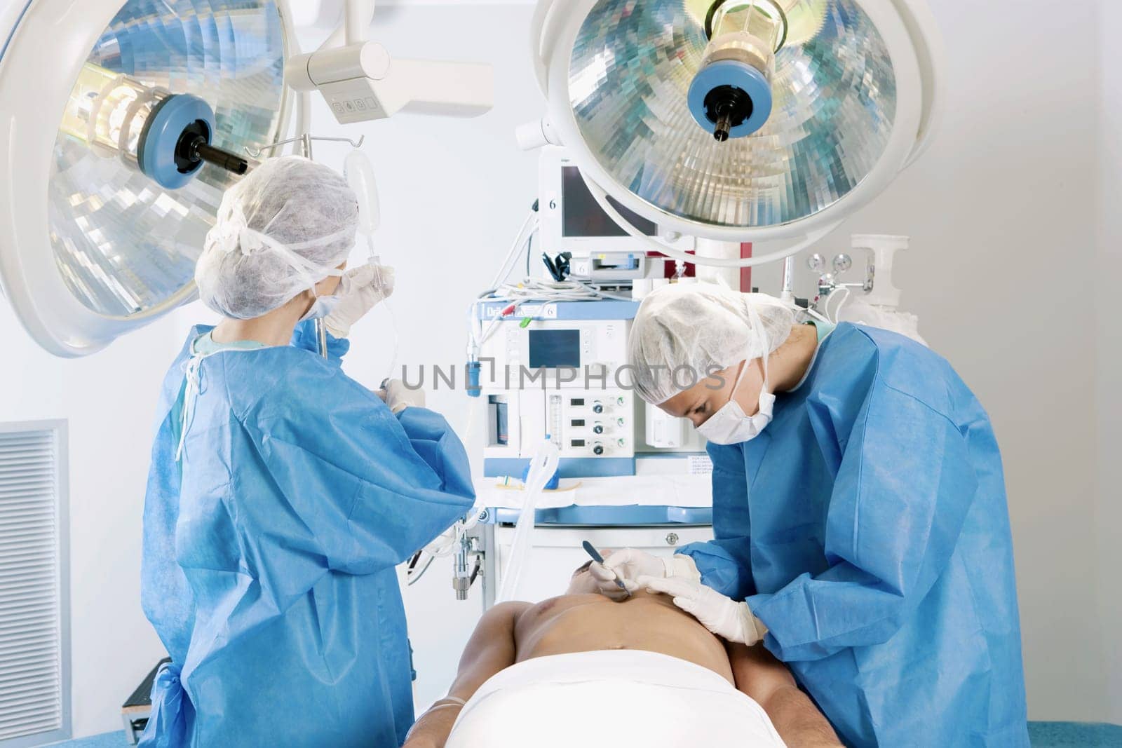 Female surgeons performing surgery