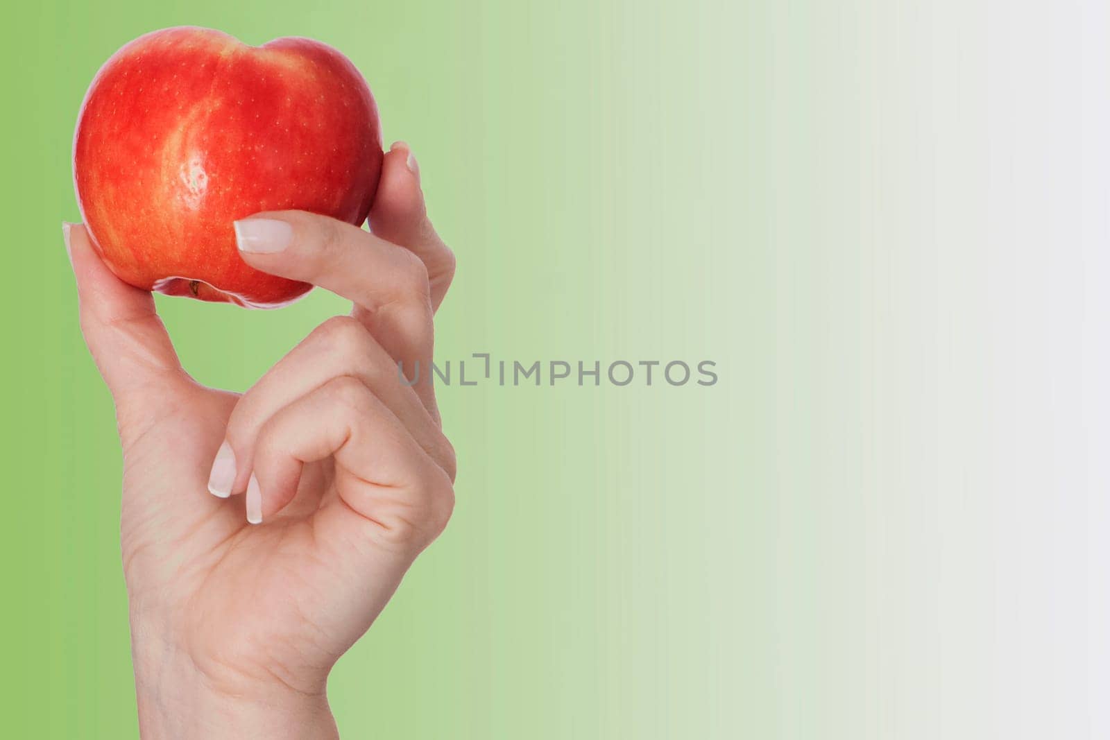 PersonŽs hand holding an apple