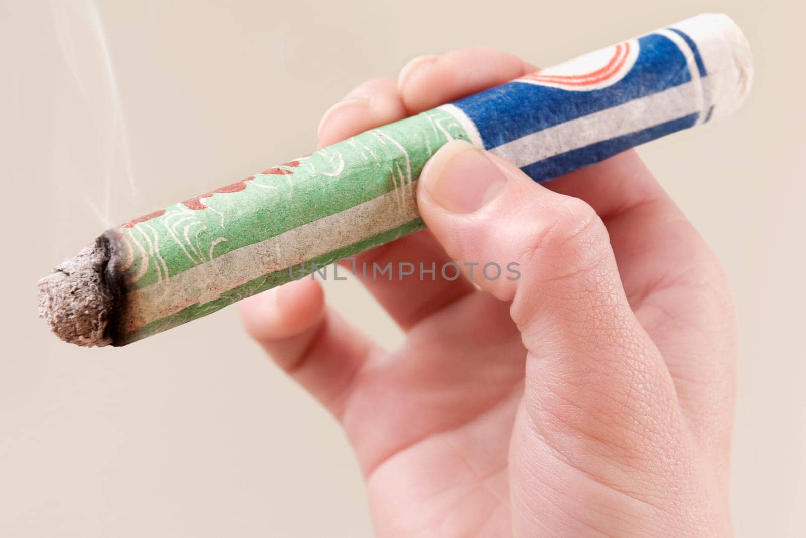 WomanŽs hand holding a herbal cigar