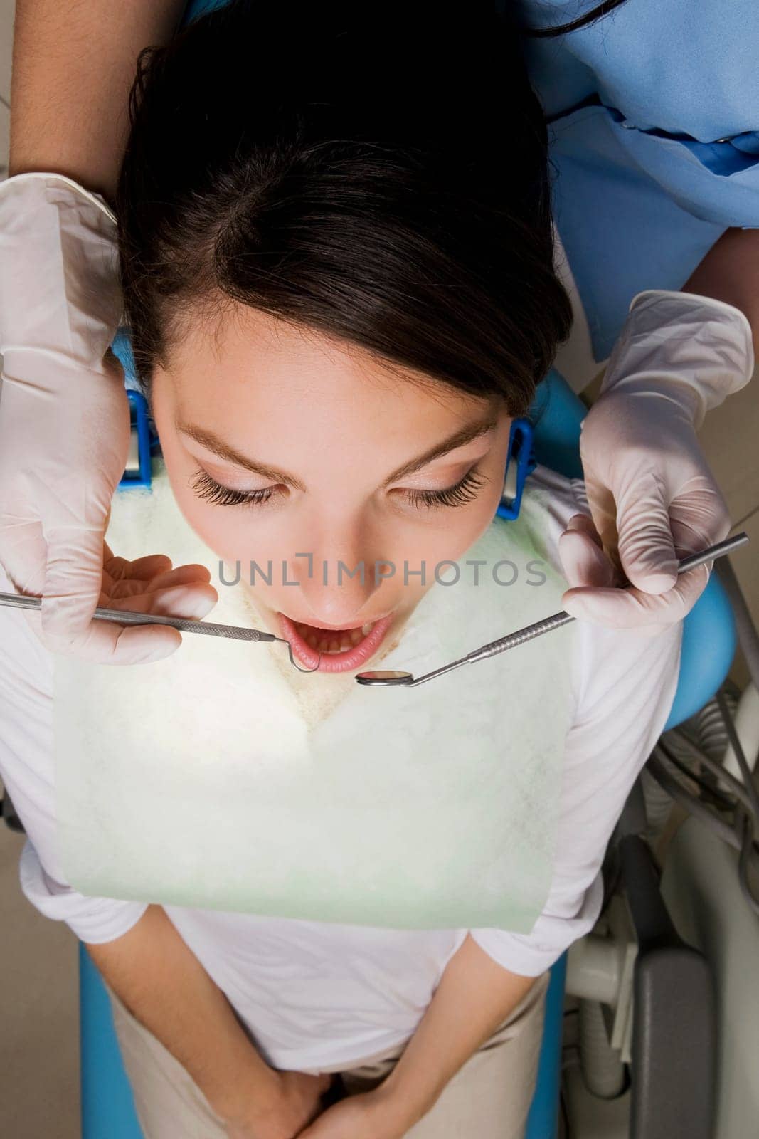 Dentist examining a womanŽs teeth