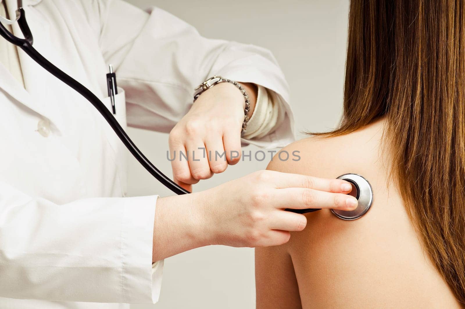 Close_up of a doctorŽs hand examining a patient
