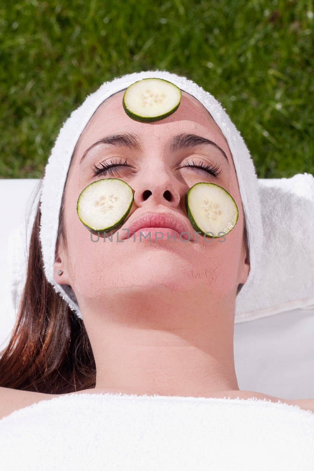 Cucumber slices on a womanŽs face