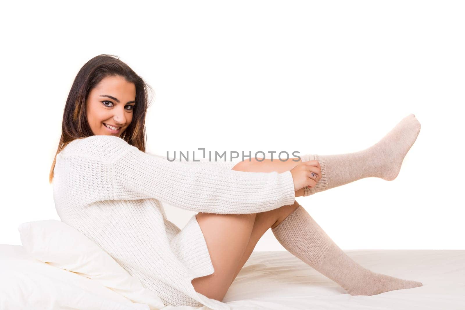 Beautiful young and beautiful woman relaxing in bed
