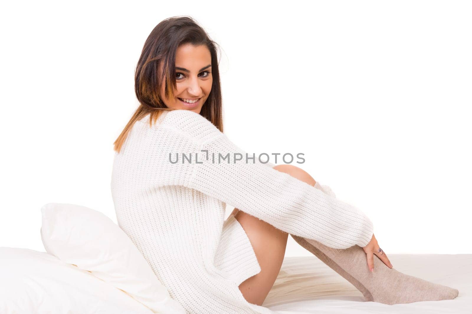 Beautiful young and beautiful woman relaxing in bed