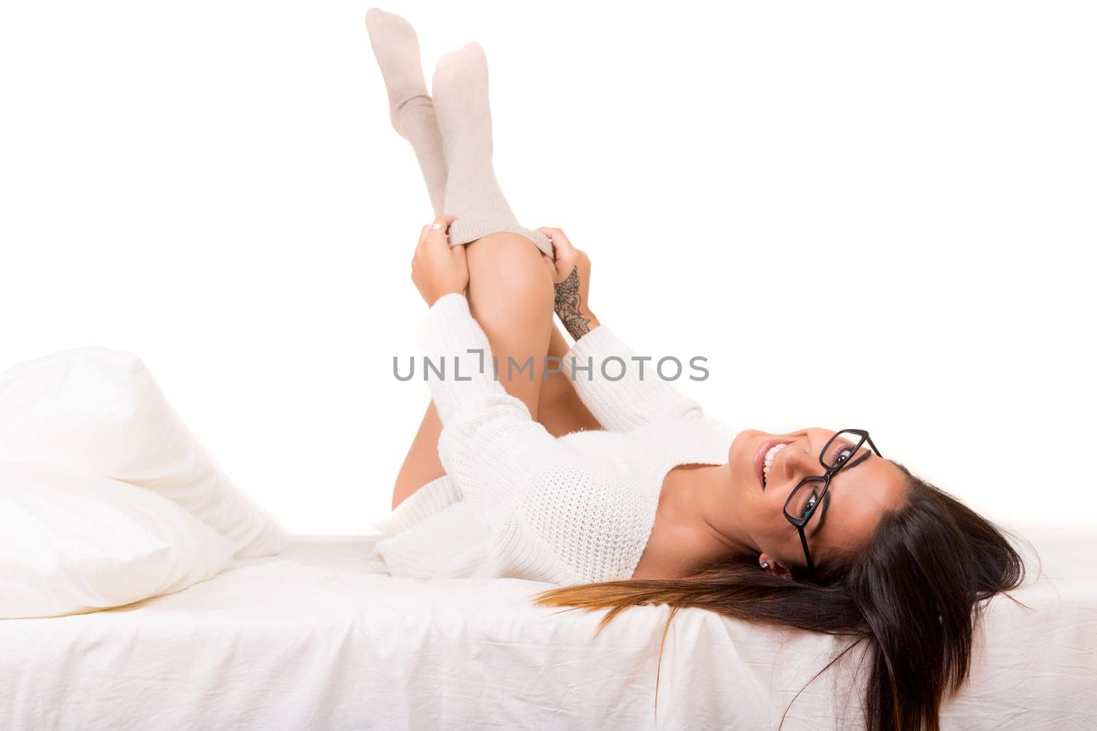 Beautiful young and beautiful woman relaxing in bed