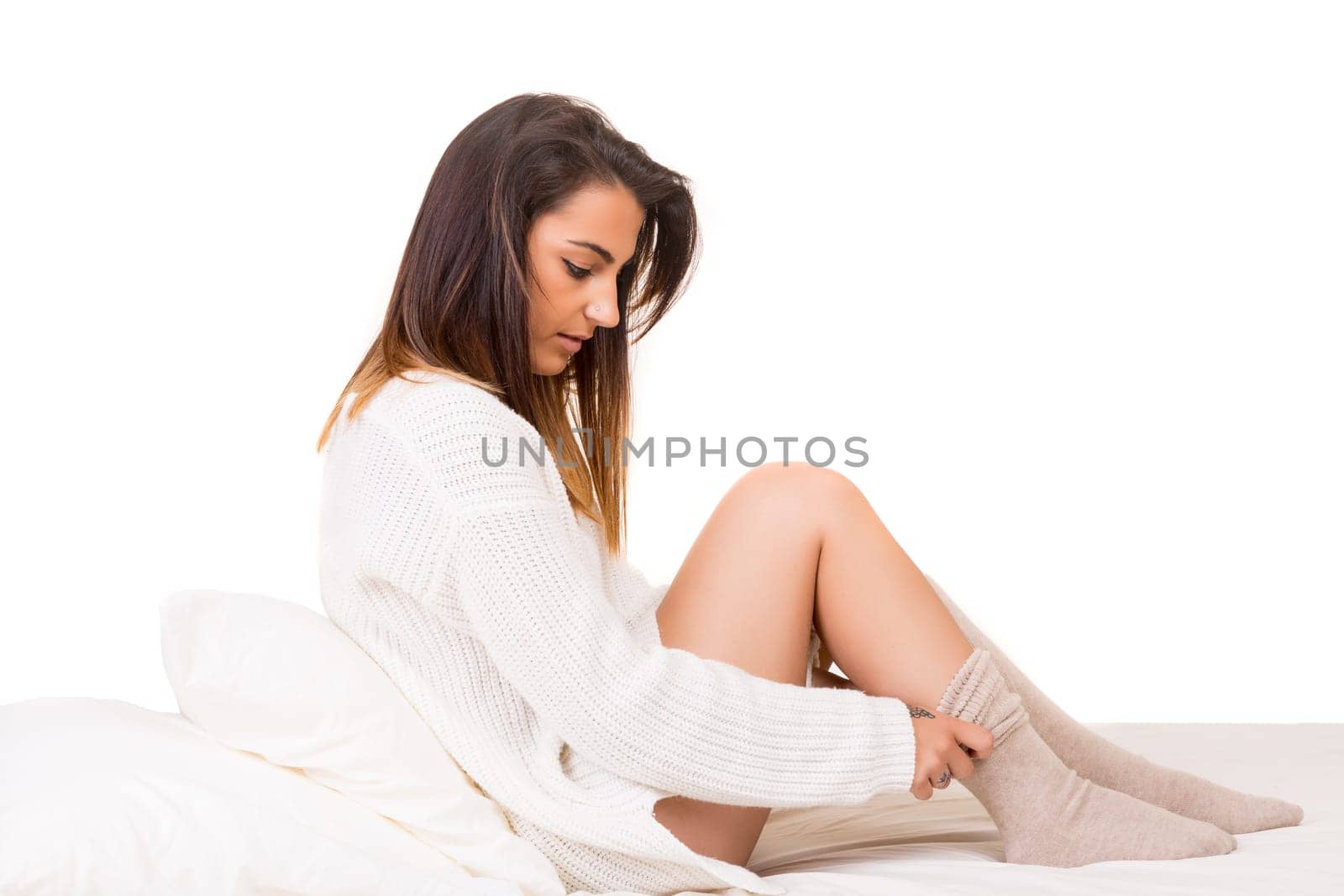 Beautiful young and beautiful woman relaxing in bed
