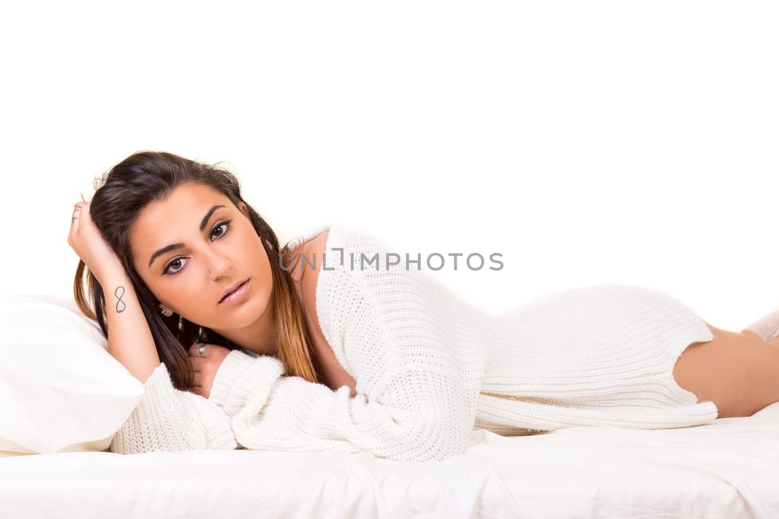 Beautiful young and beautiful woman relaxing in bed