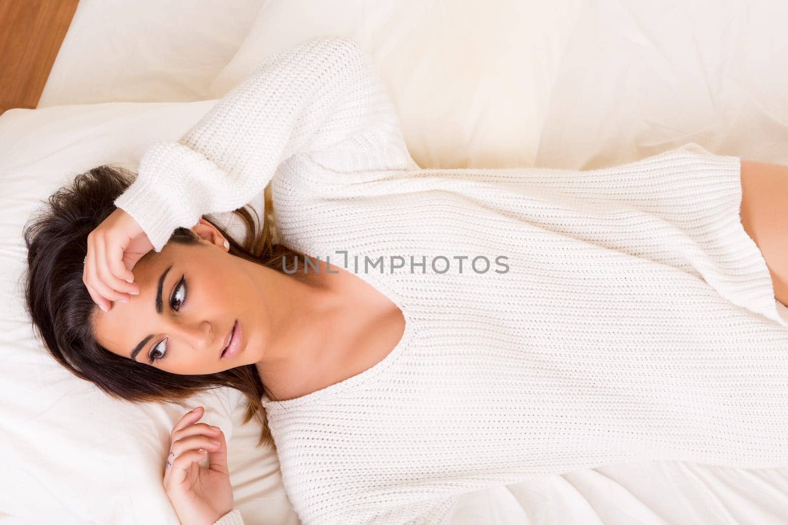 Beautiful young and beautiful woman relaxing in bed