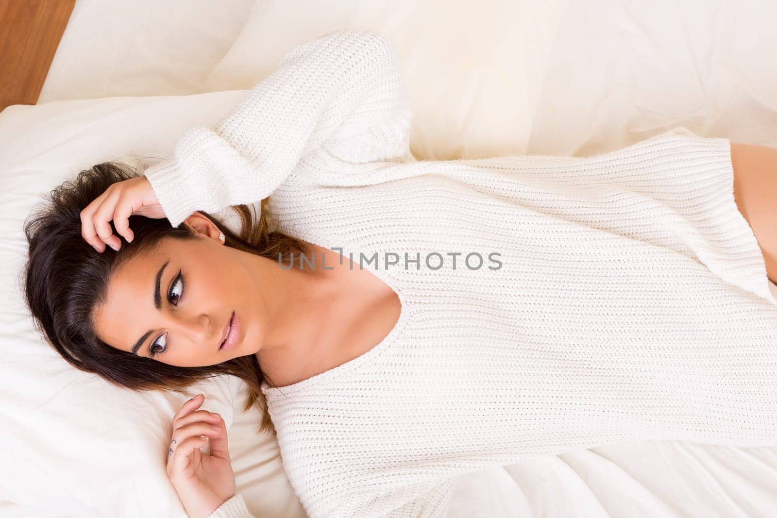 Beautiful young and beautiful woman relaxing in bed