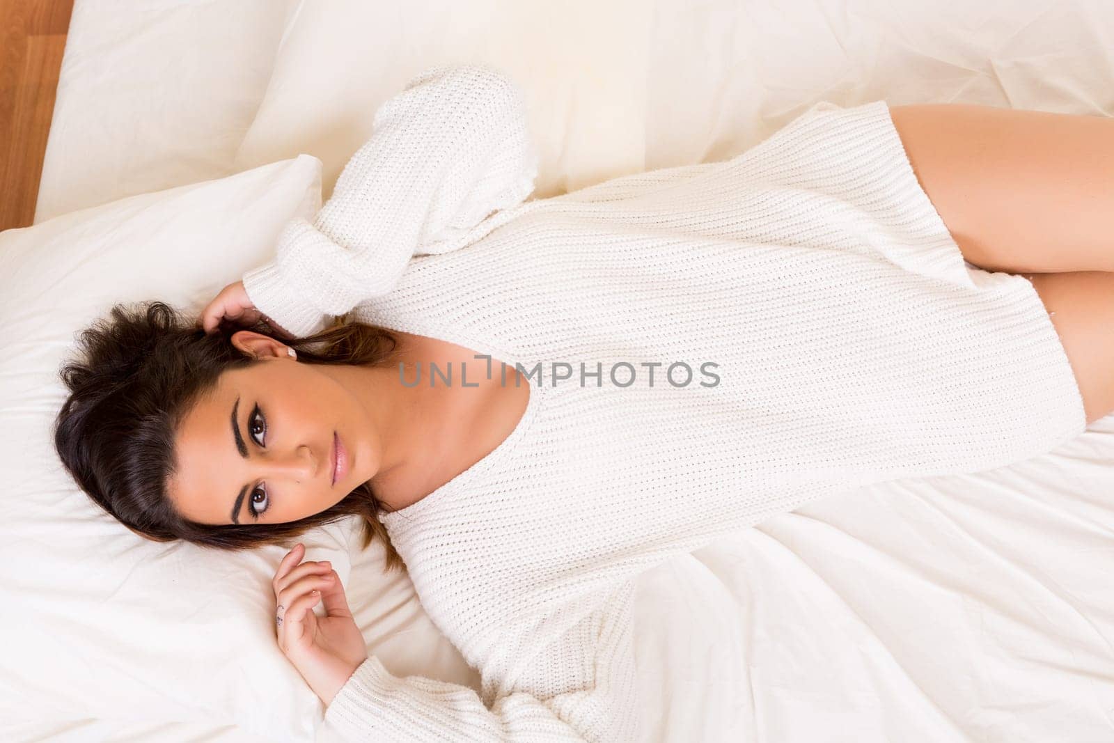 Beautiful young and beautiful woman relaxing in bed