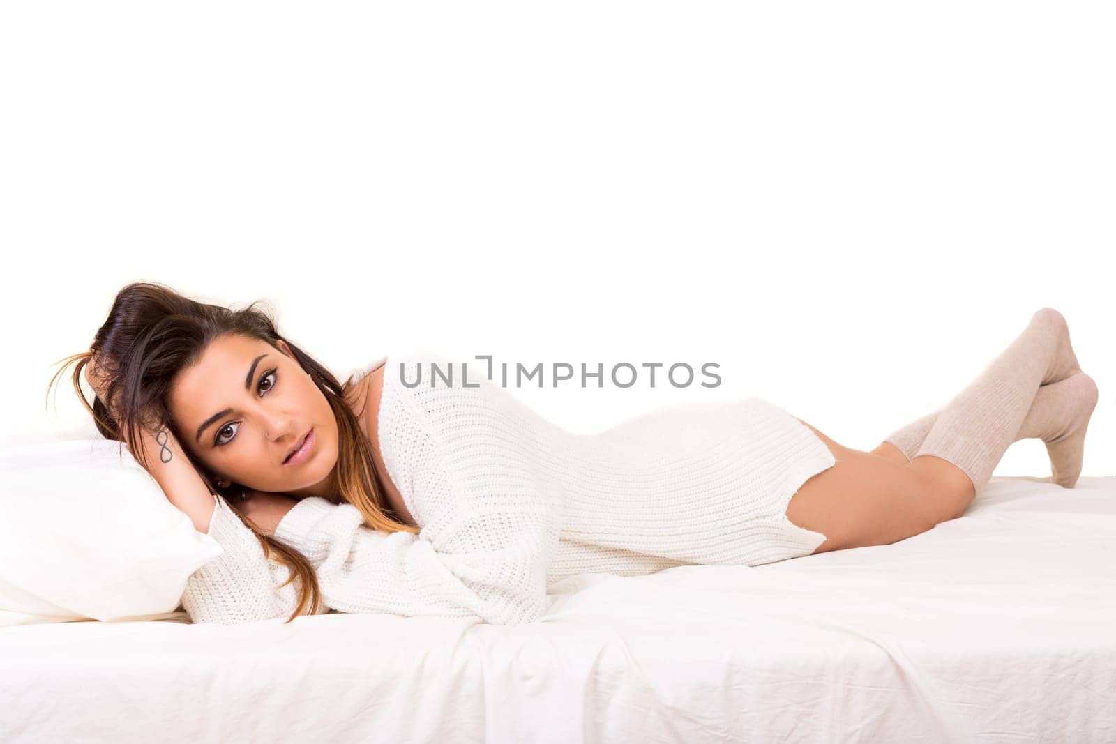 Beautiful young and beautiful woman relaxing in bed