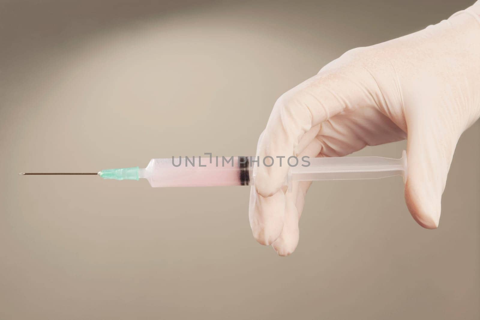 DoctorŽs hand holding an injection