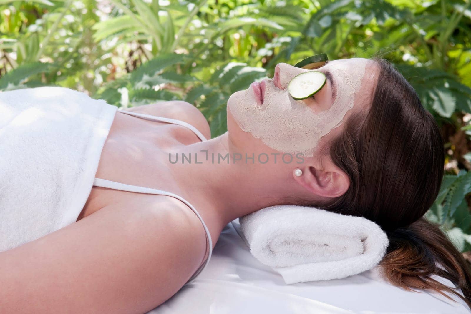 Cucumber slices on a womanŽs eyes