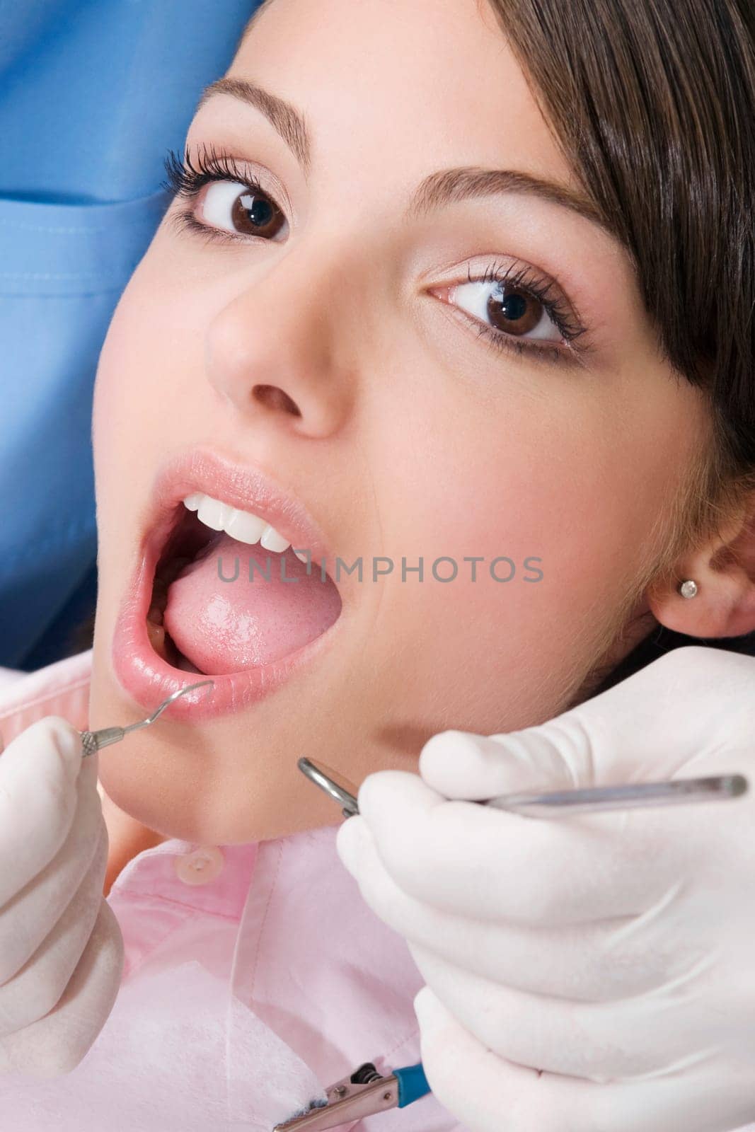 Dentist examining a womanŽs teeth