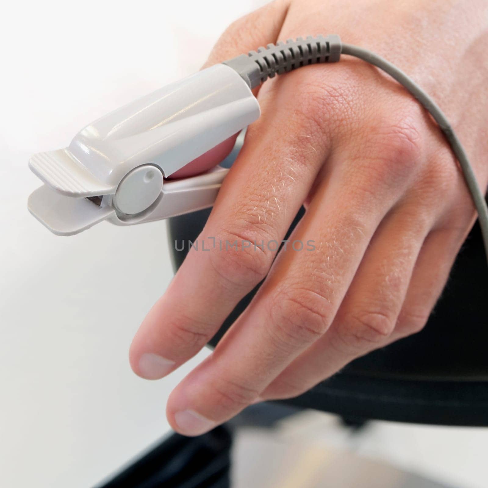 PatientŽs thumb with pulse oxymeter