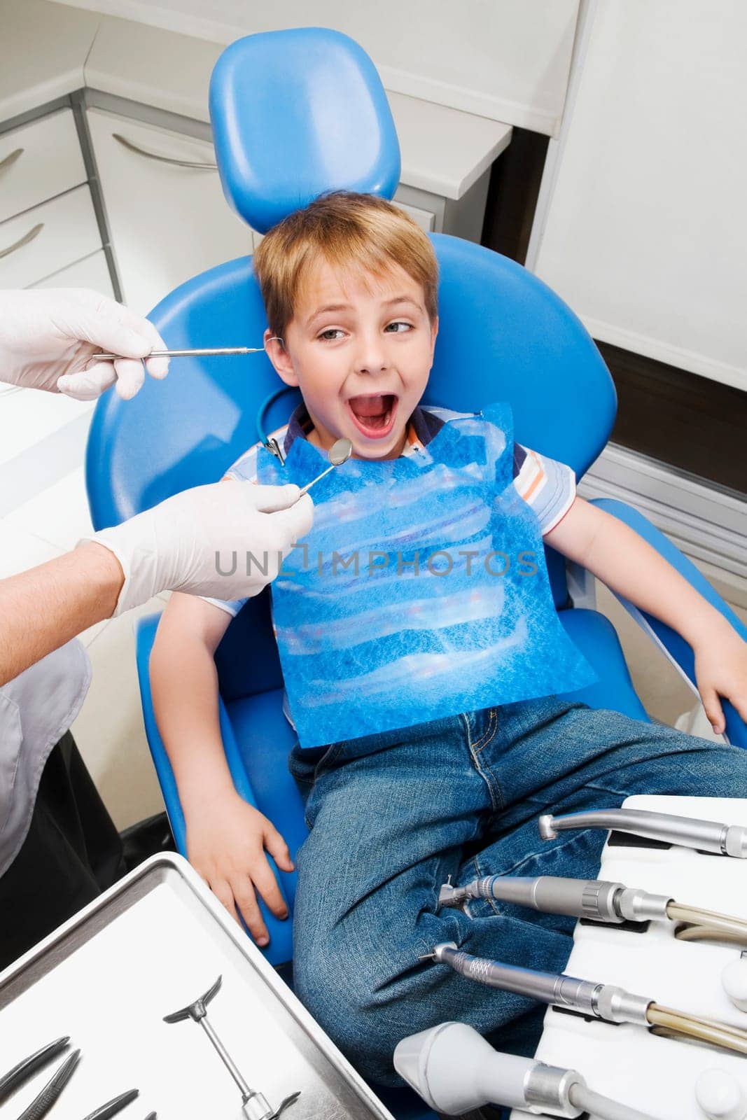 Dentist examining a boyŽs teeth