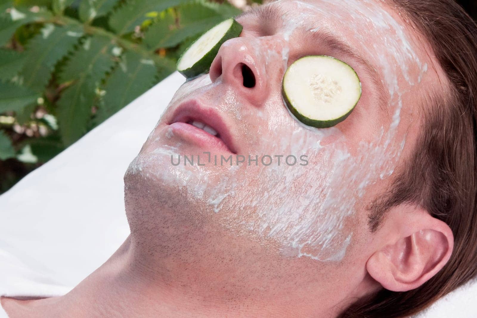 Cucumber slices on a manŽs eyes