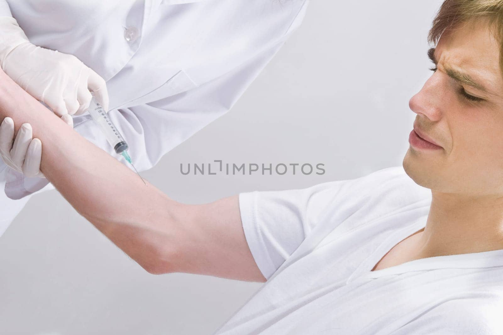 Female doctor injecting on a patientŽs arm