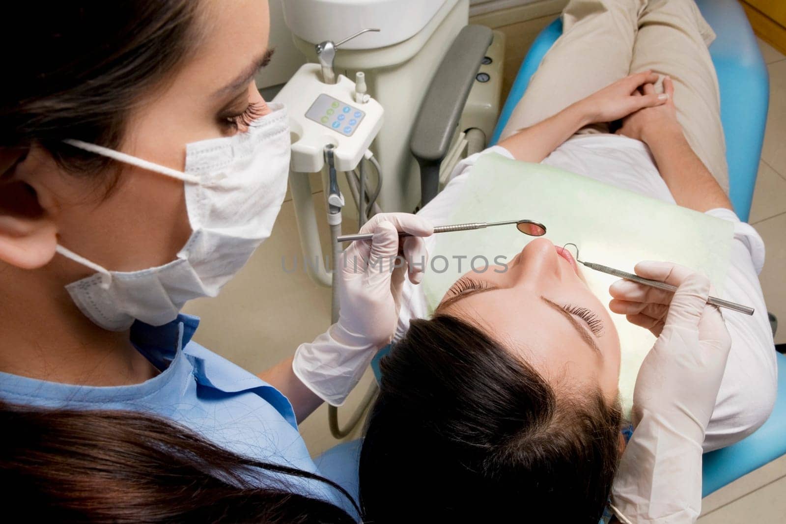 Dentist examining a womanŽs teeth