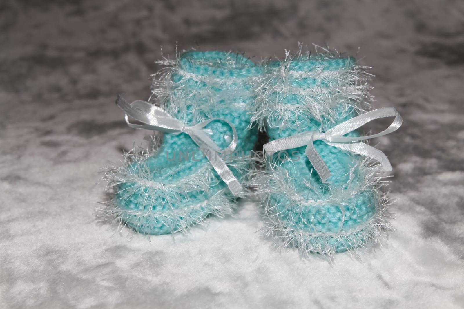 Children's knitted shoes. Knitting for the baby.