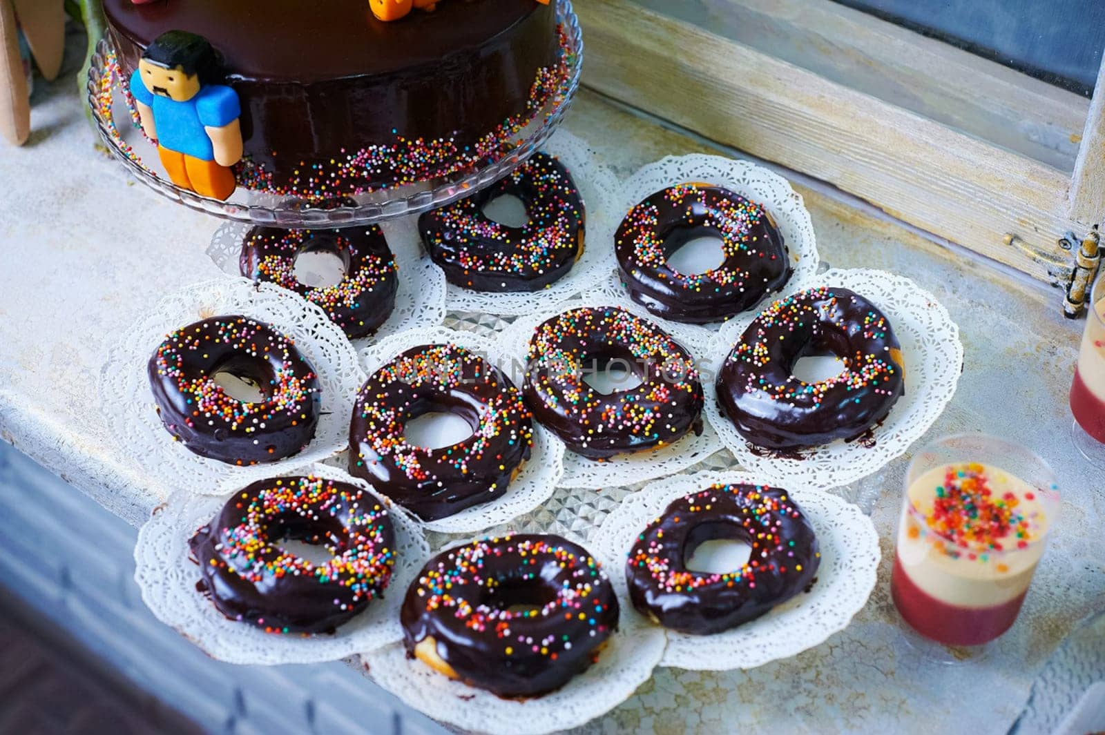 Bagels in chocolade and sprinkled with colored grits.