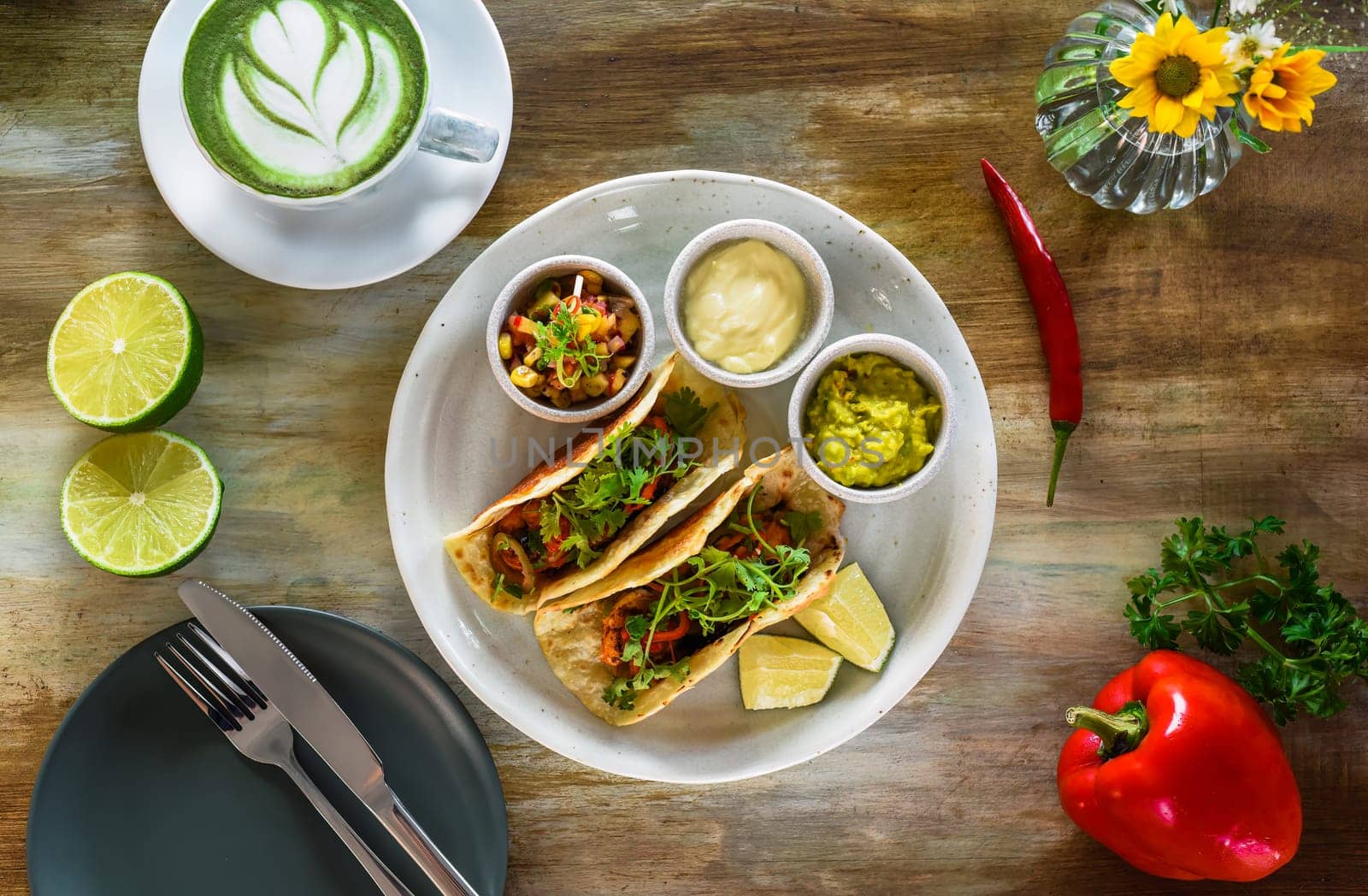 Burnt cheese taco with shrimps, fajita spice, pico de gallo, sour cream and guacamole