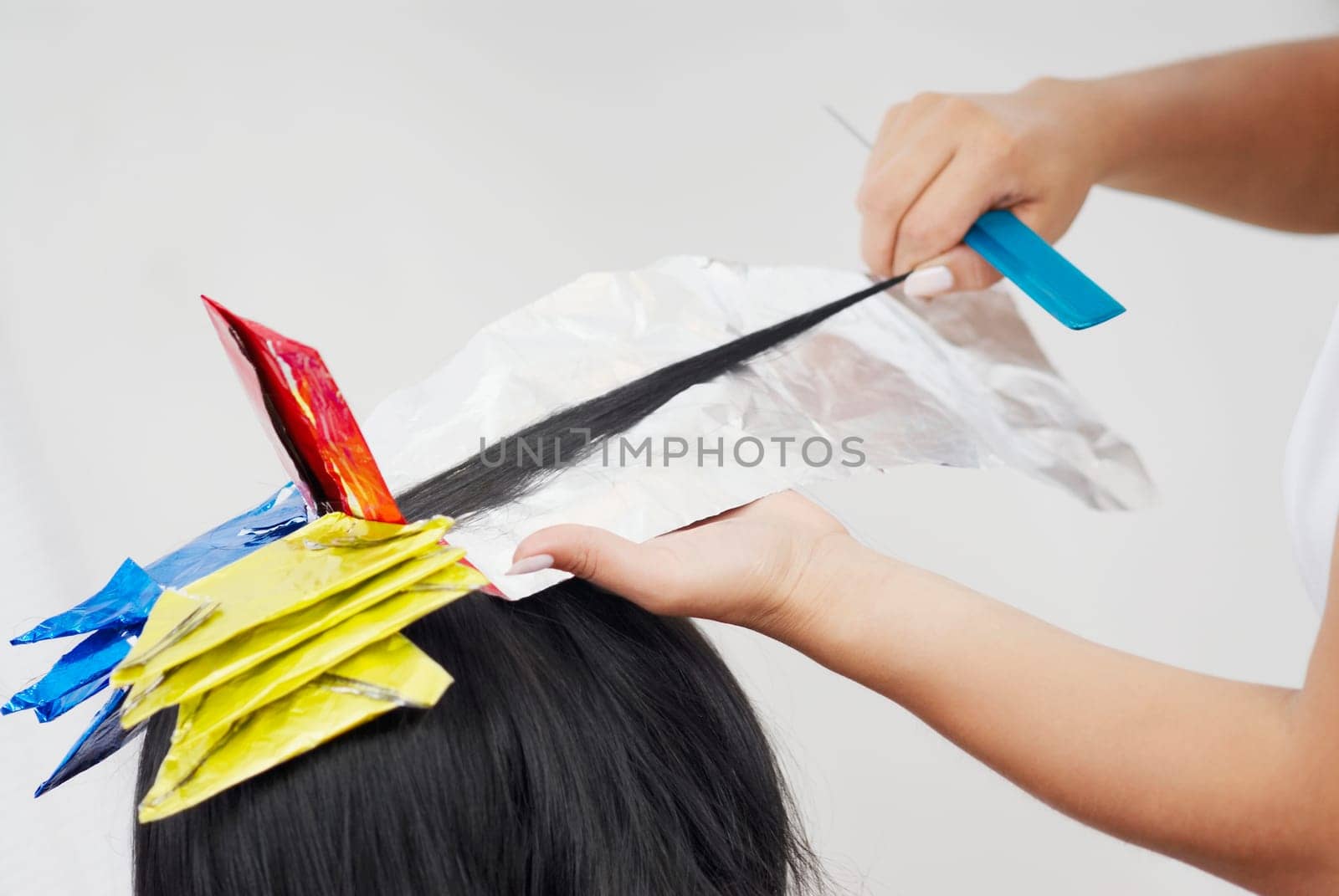 Close_up of a hairdresserŽs hands coloring a personŽs hair