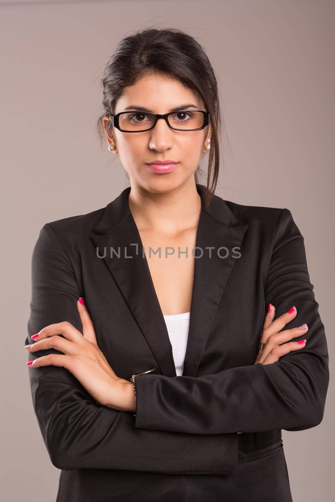Beautiful young business woman posing isolated over copy space background
