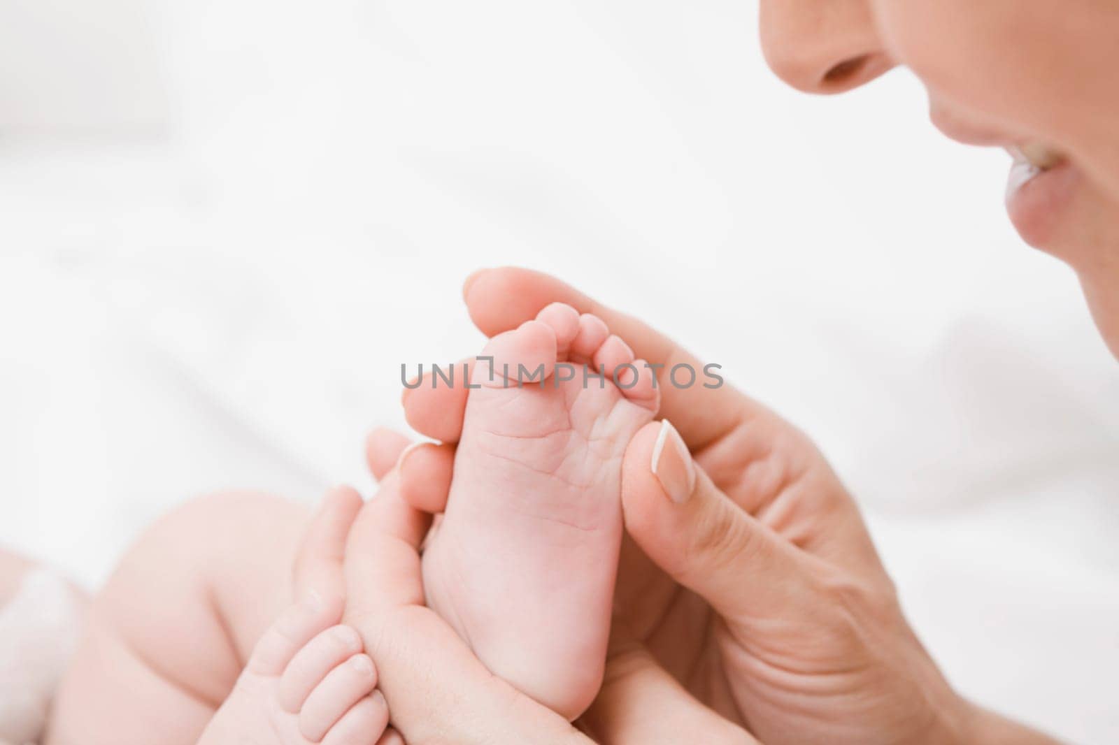 Close_up of a mature woman holding her babyŽs legs