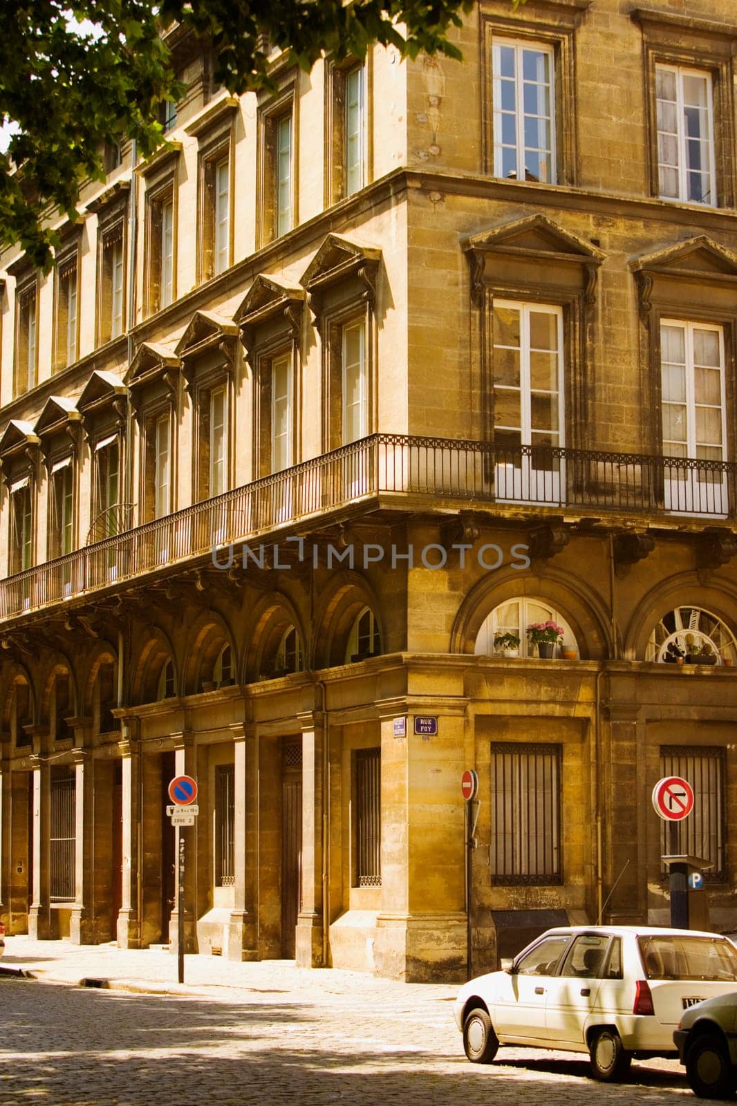 Building in a street, Rue Ferrere, Allees de Chartres, Bordeaux, France