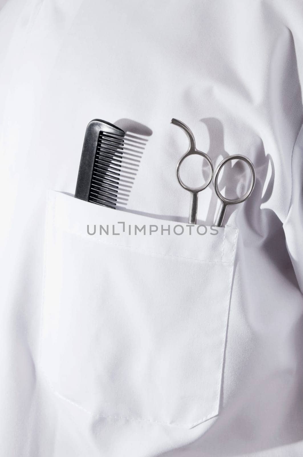 Scissors and a comb in a barberŽs pocket